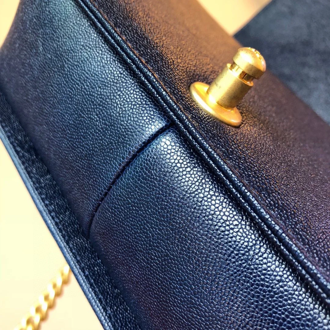 샤넬 보이백 미디움 캐비어 로얄블루 골드