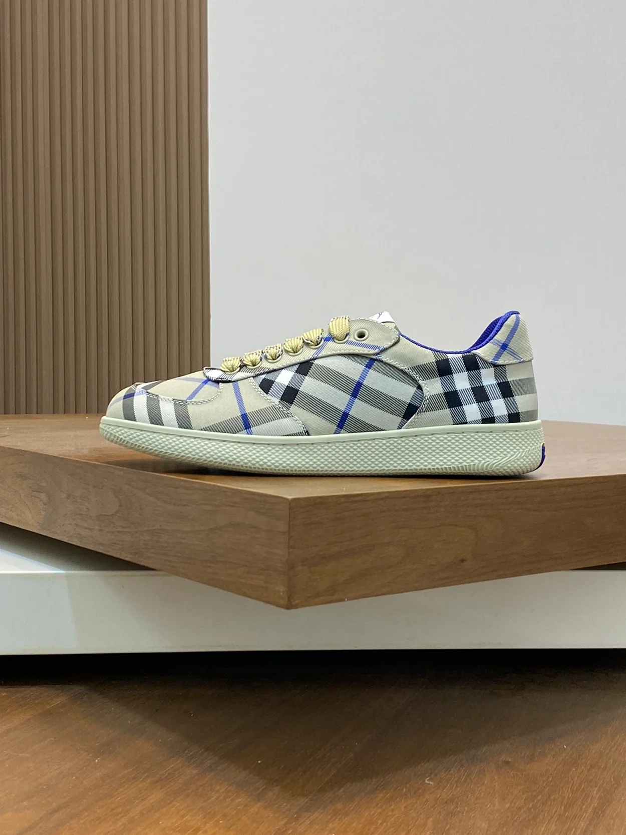 버버리 체크 테라스 스니커즈 라이큰 체크