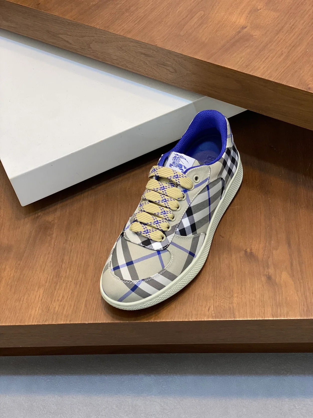 버버리 체크 테라스 스니커즈 라이큰 체크