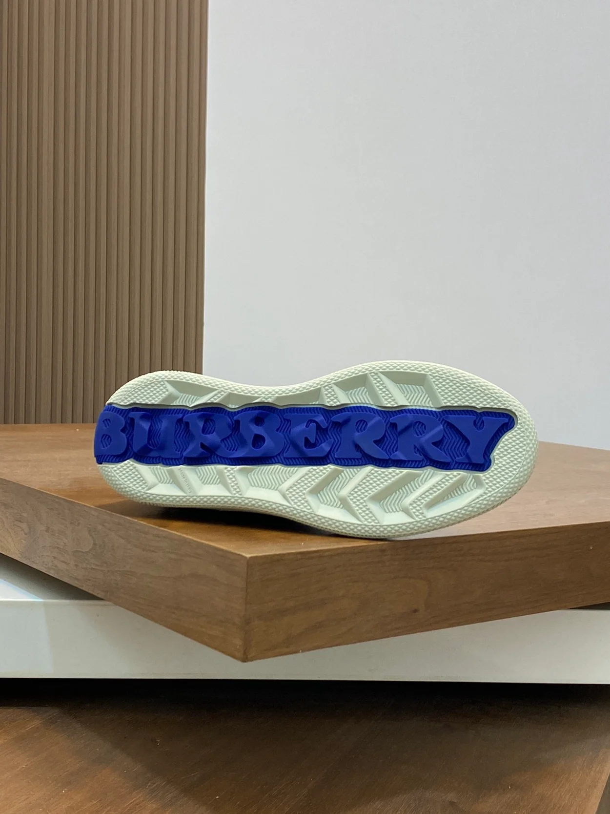 버버리 체크 테라스 스니커즈 라이큰 체크