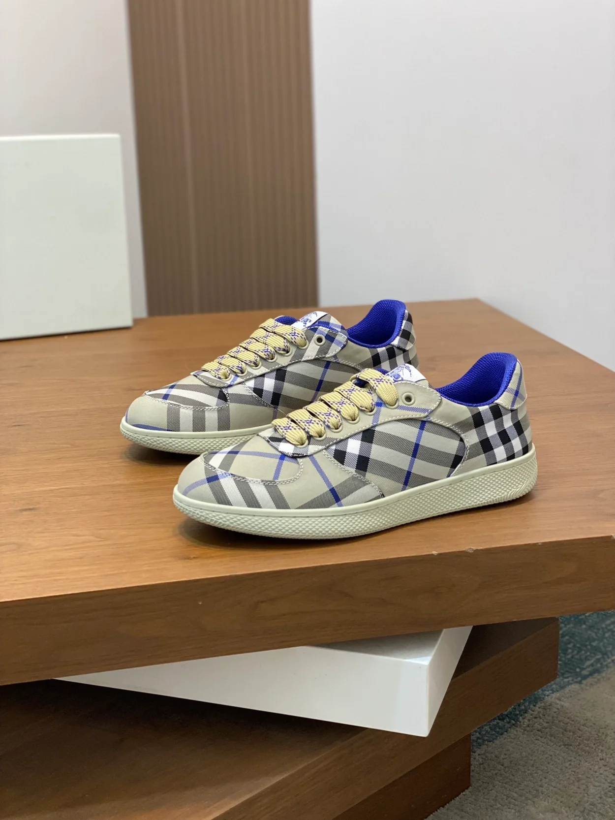 버버리 체크 테라스 스니커즈 라이큰 체크