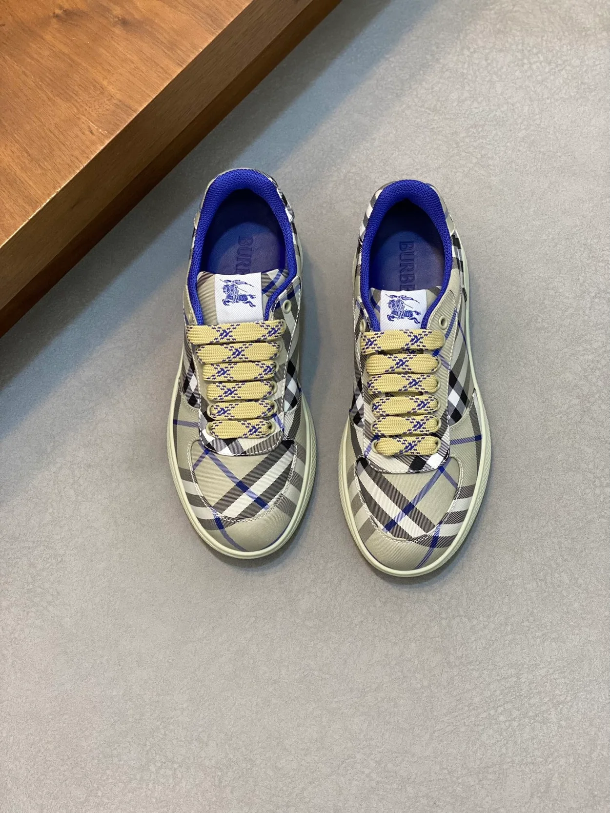 버버리 체크 테라스 스니커즈 라이큰 체크