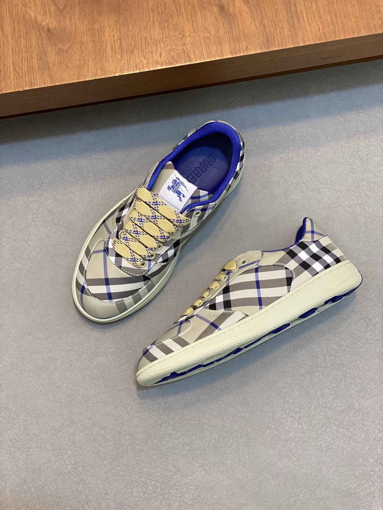 버버리 체크 테라스 스니커즈 라이큰 체크