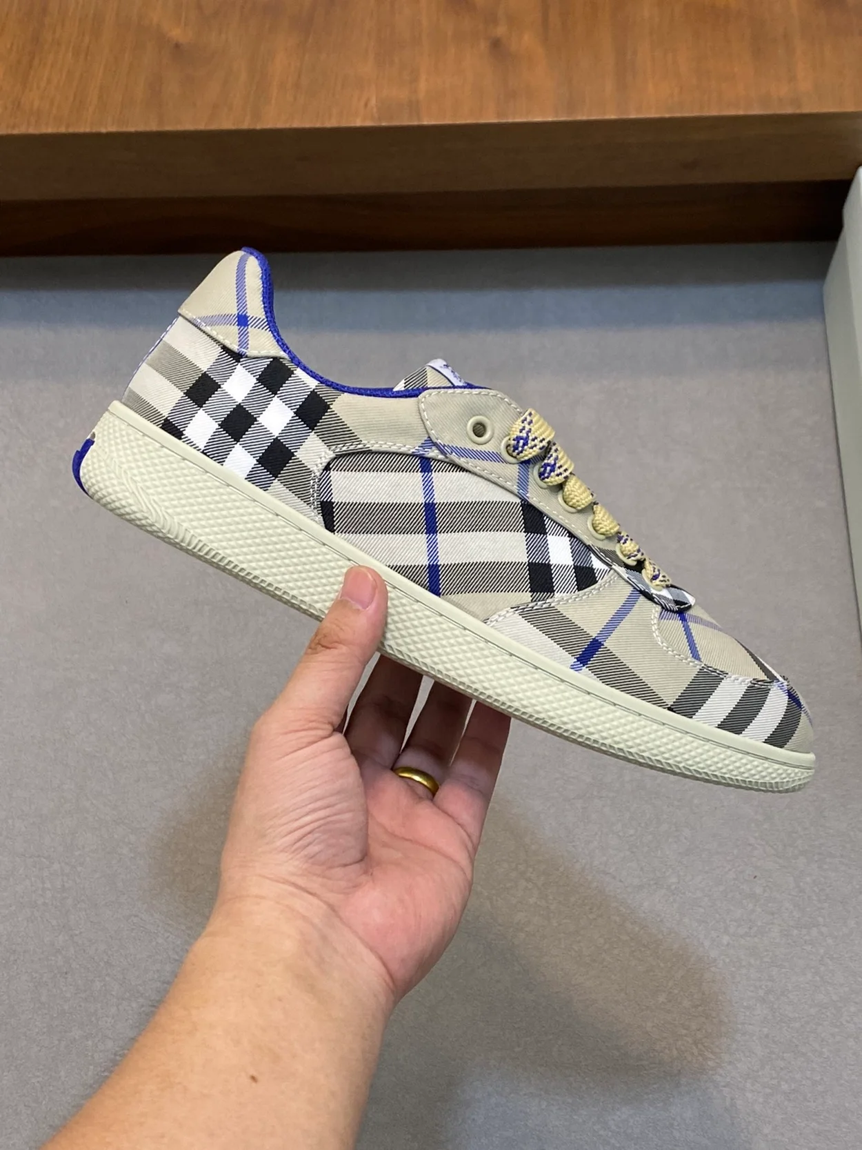 버버리 체크 테라스 스니커즈 라이큰 체크