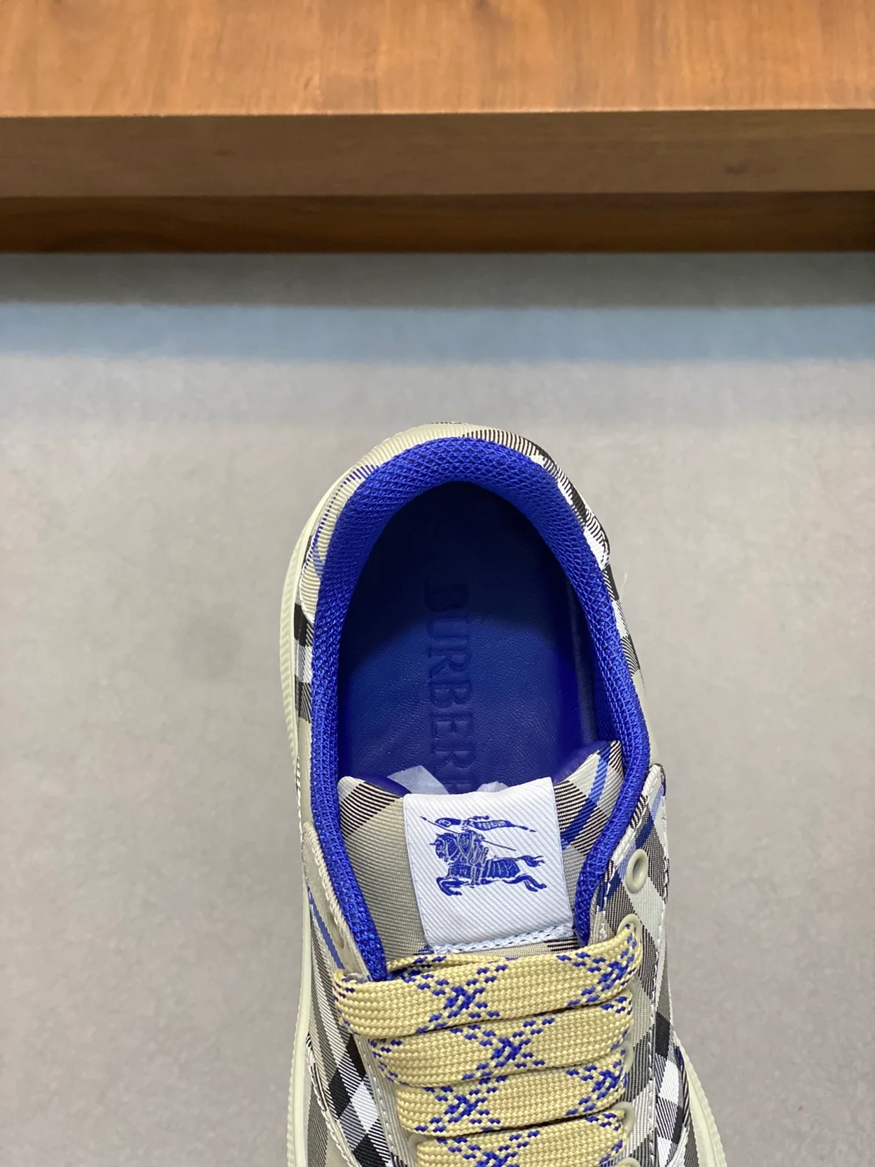 버버리 체크 테라스 스니커즈 라이큰 체크