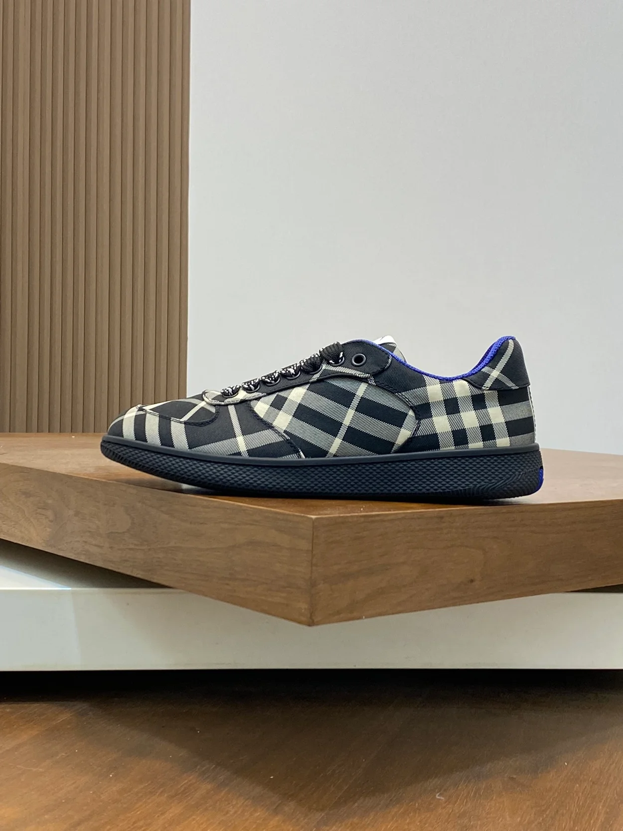버버리 체크 테라스 스니커즈 블랙 체크