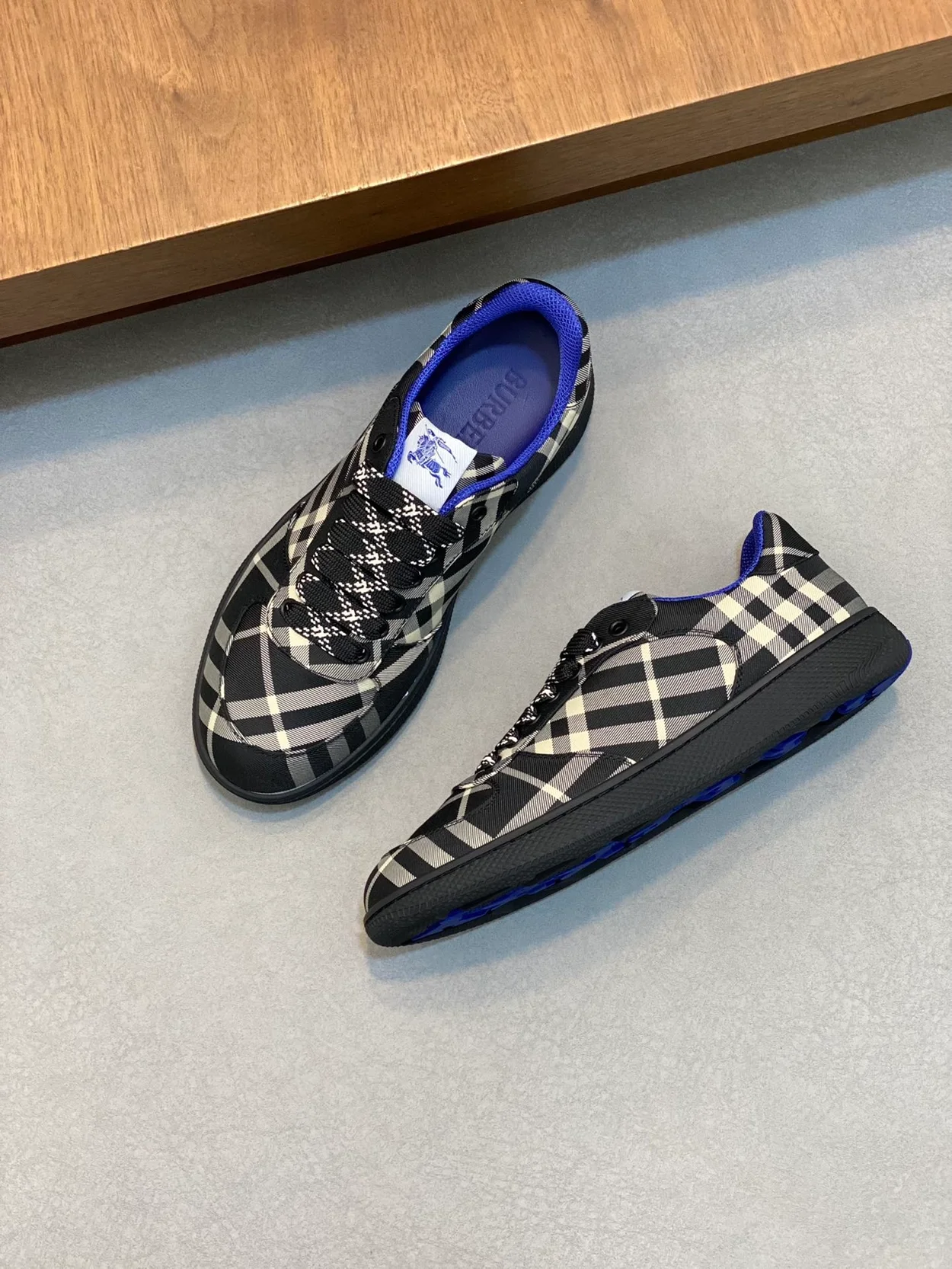 버버리 체크 테라스 스니커즈 블랙 체크