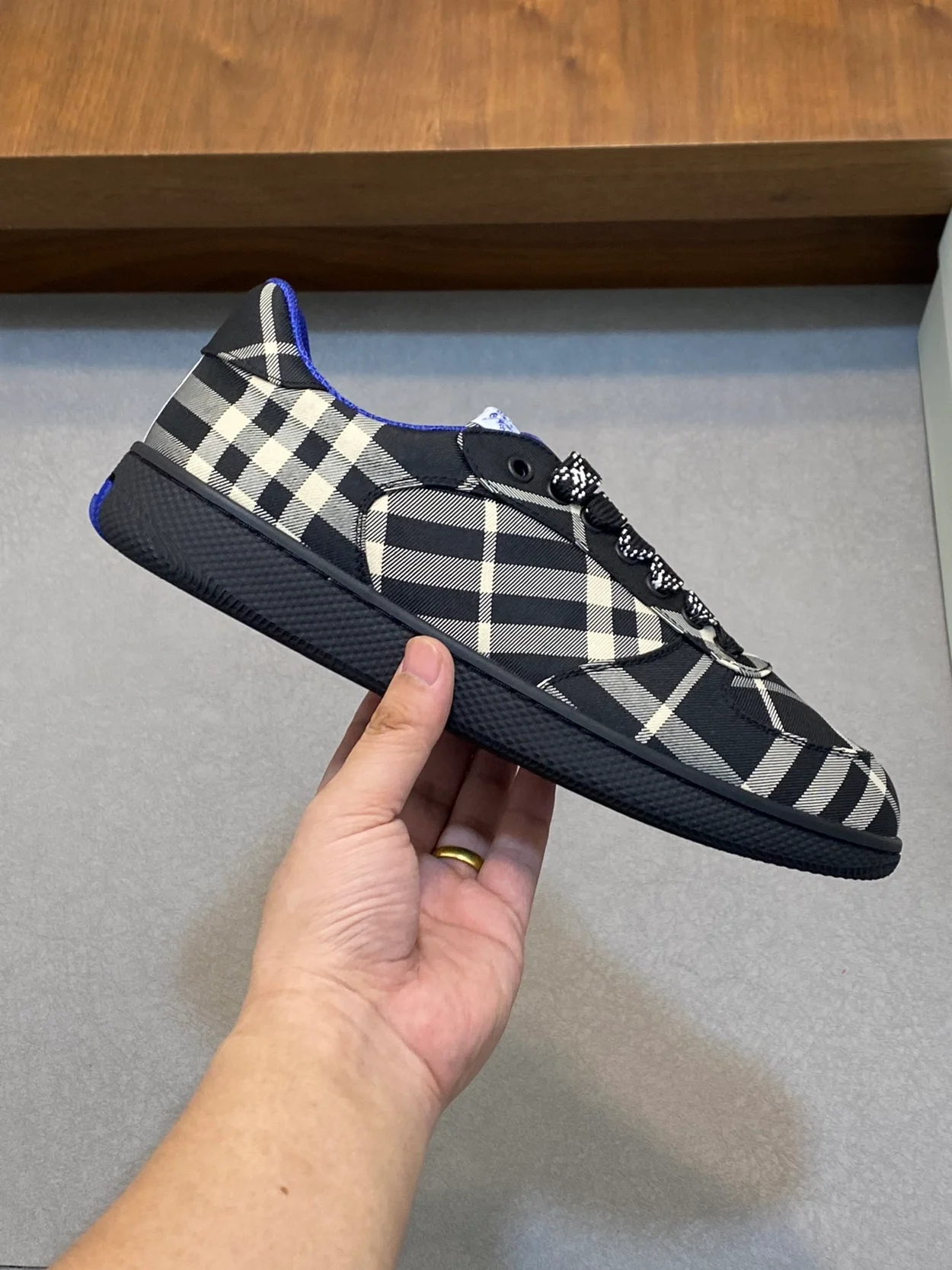 버버리 체크 테라스 스니커즈 블랙 체크