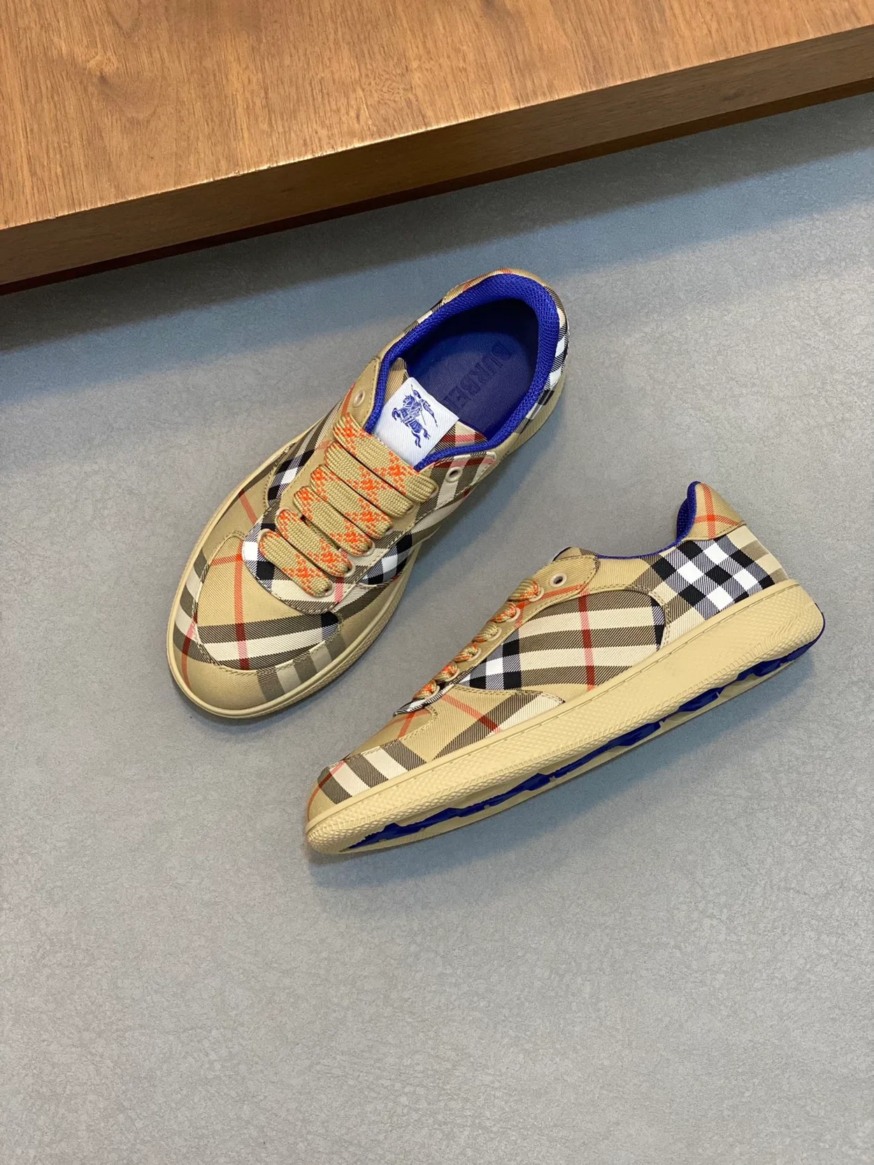 버버리 체크 테라스 스니커즈 샌드