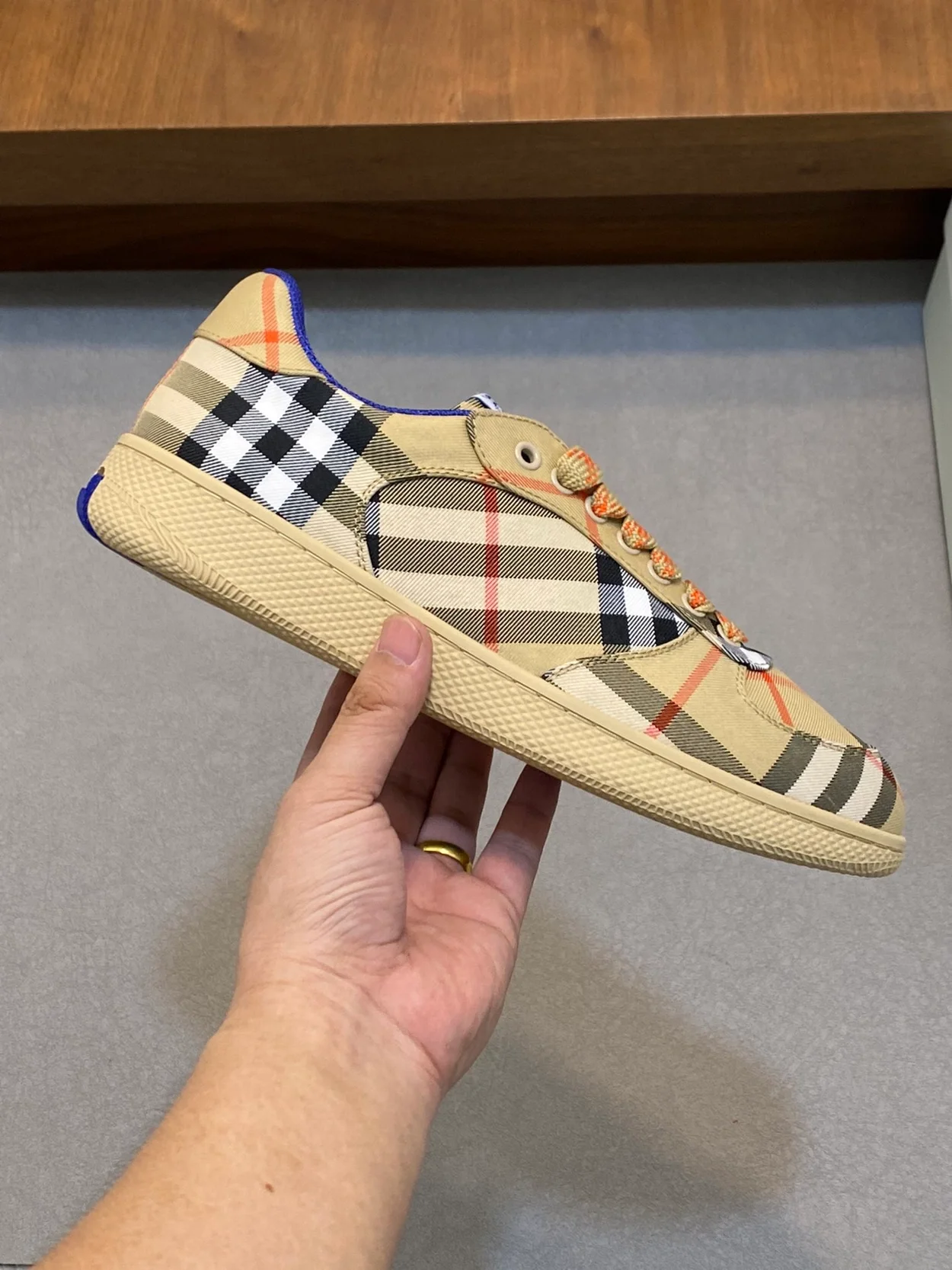 버버리 체크 테라스 스니커즈 샌드