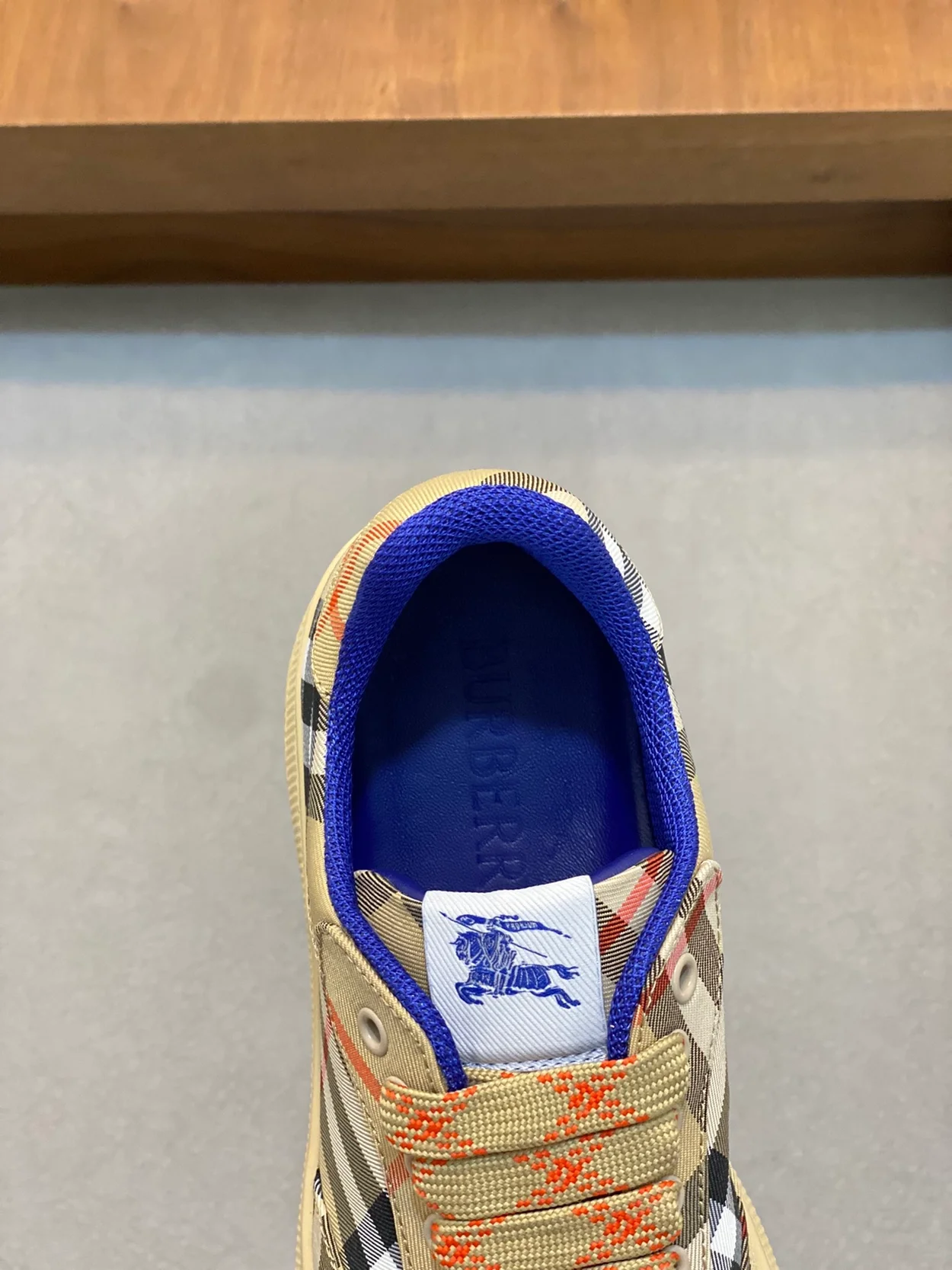 버버리 체크 테라스 스니커즈 샌드