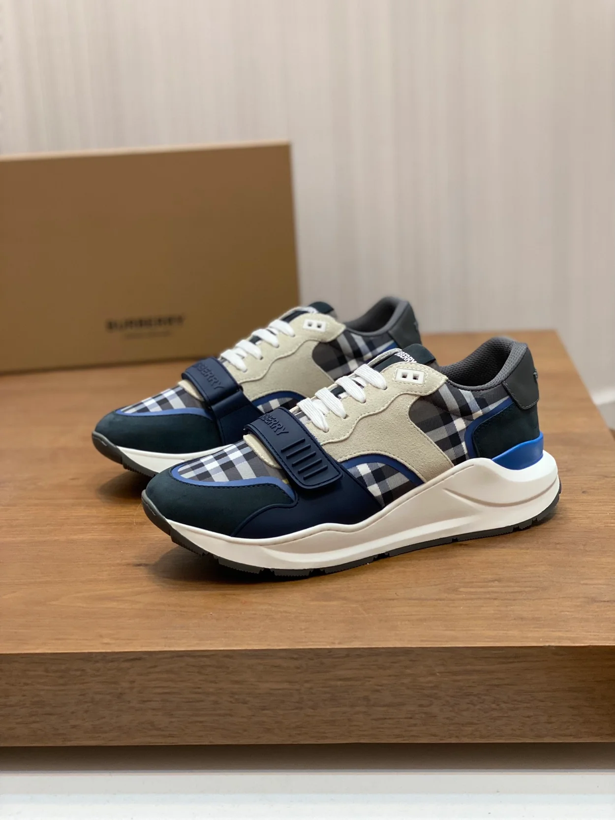 버버리 램지 네이비 스니커즈