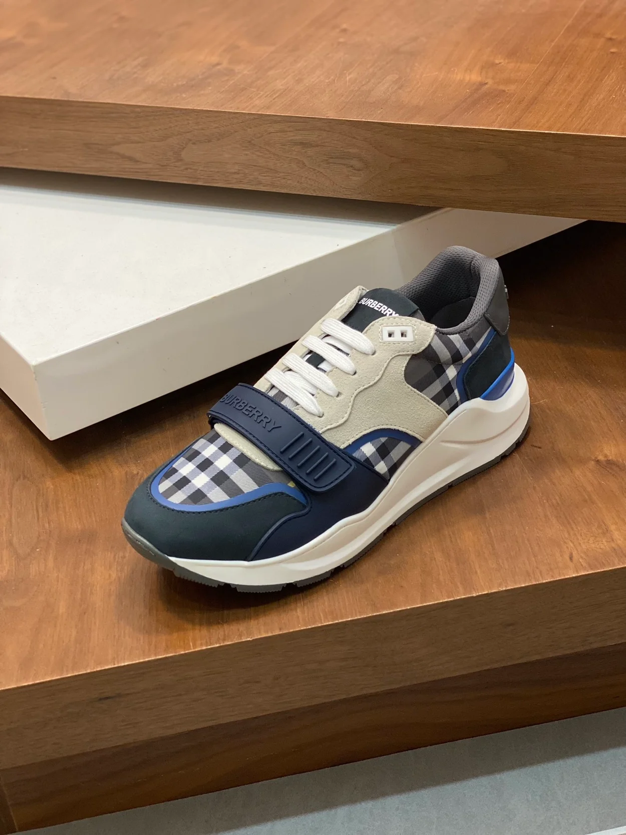 버버리 램지 네이비 스니커즈