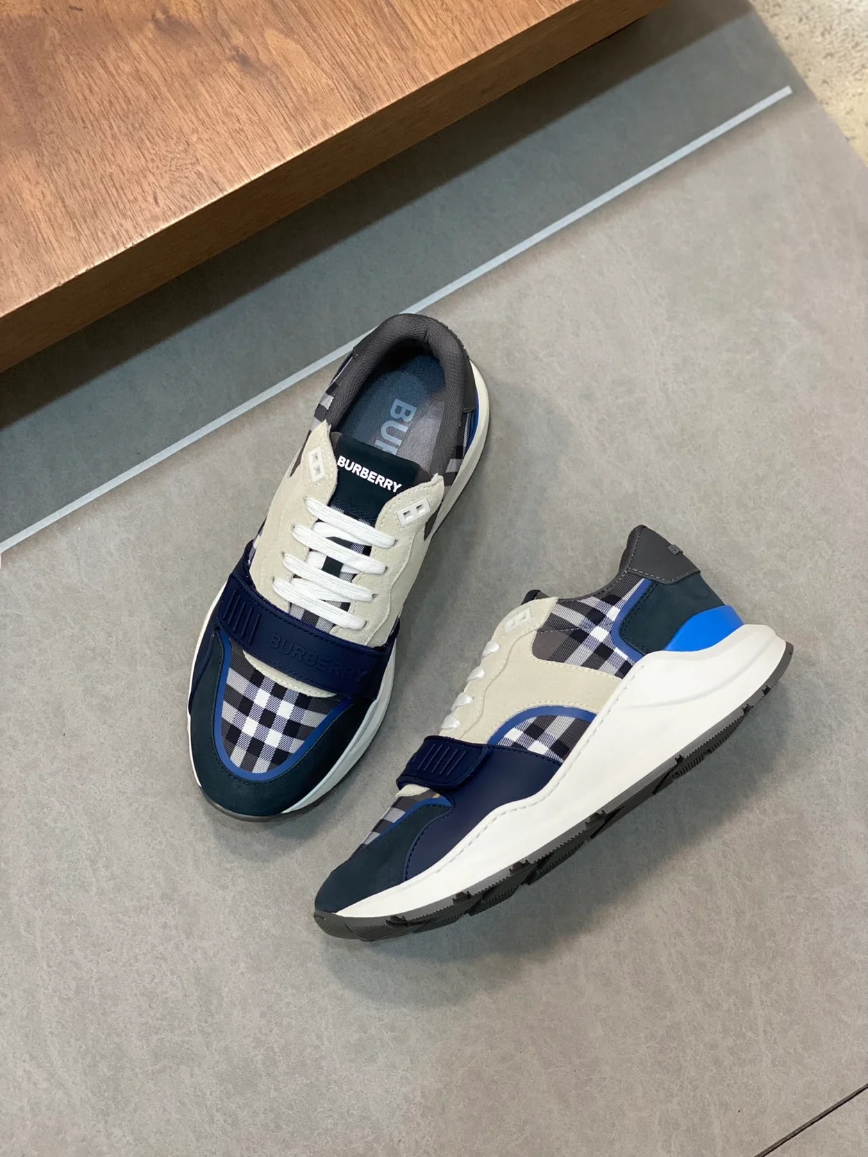 버버리 램지 네이비 스니커즈