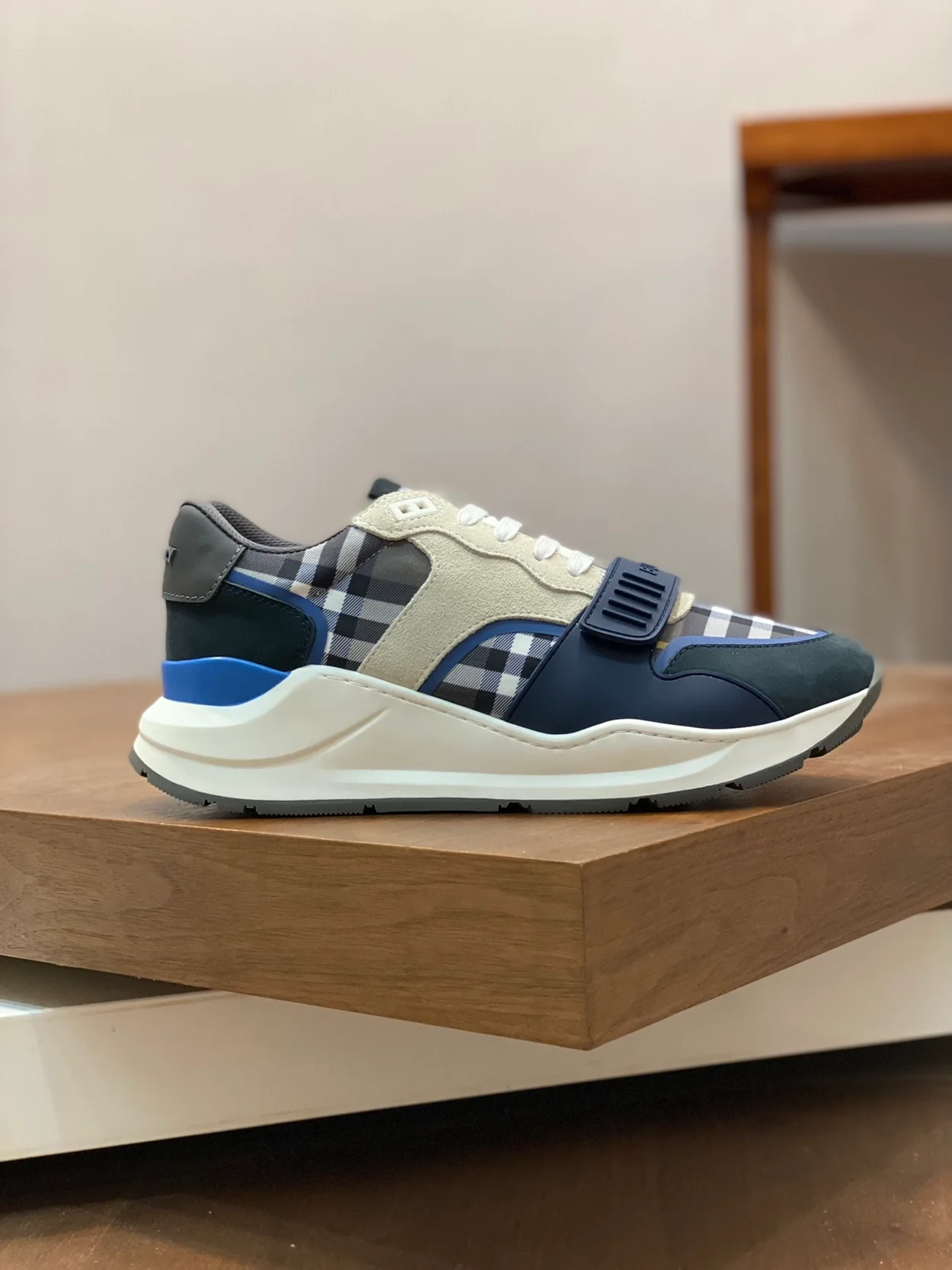 버버리 램지 네이비 스니커즈