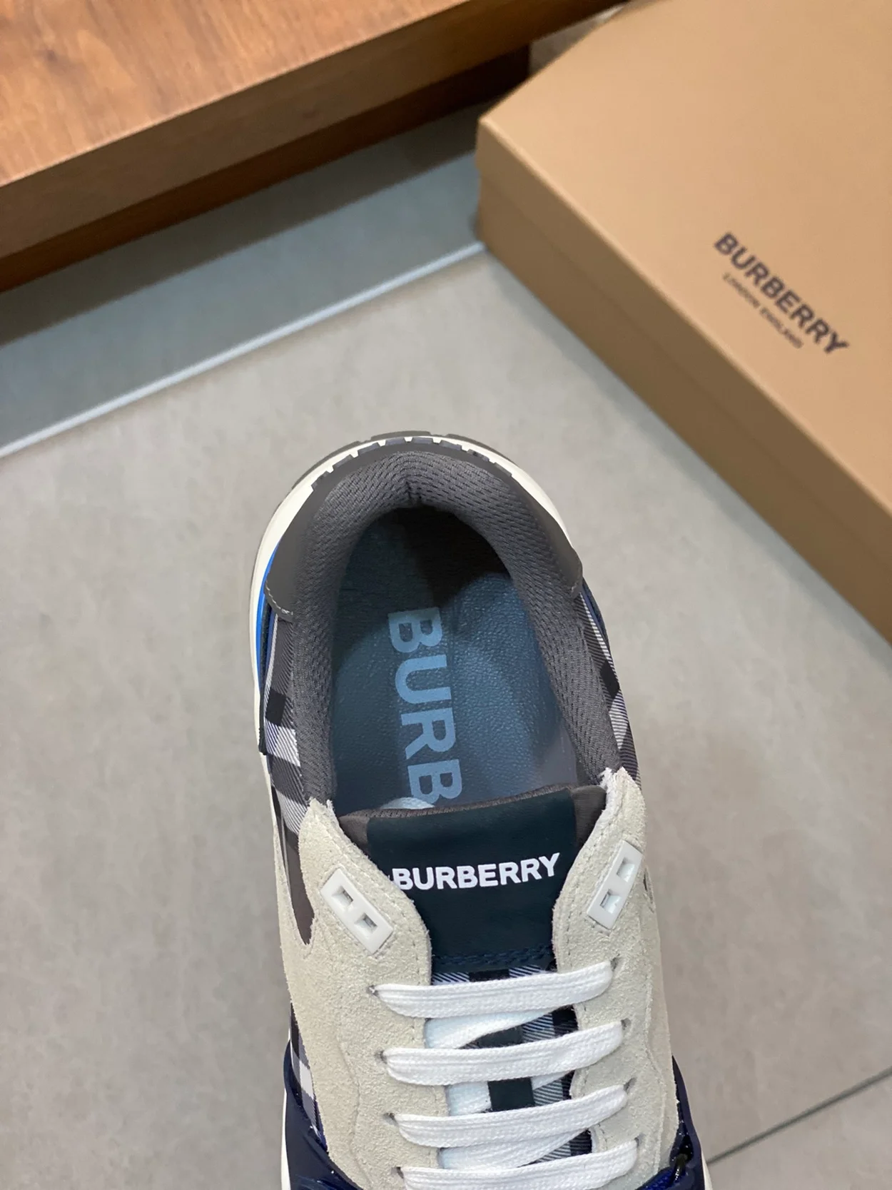 버버리 램지 네이비 스니커즈