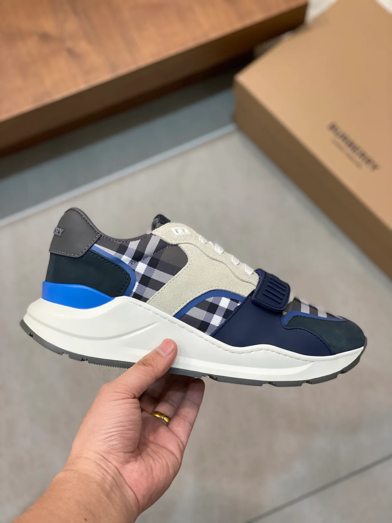 버버리 램지 네이비 스니커즈