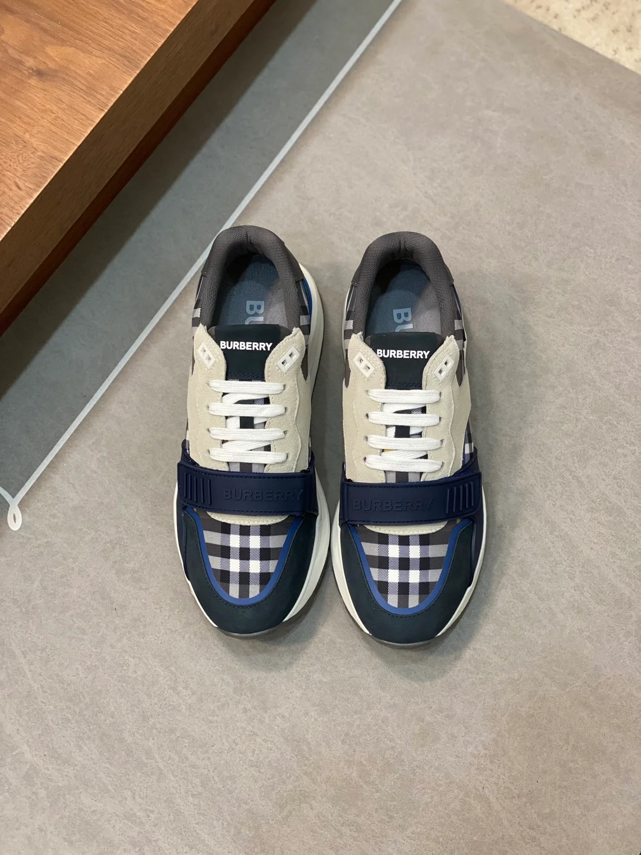 버버리 램지 네이비 스니커즈