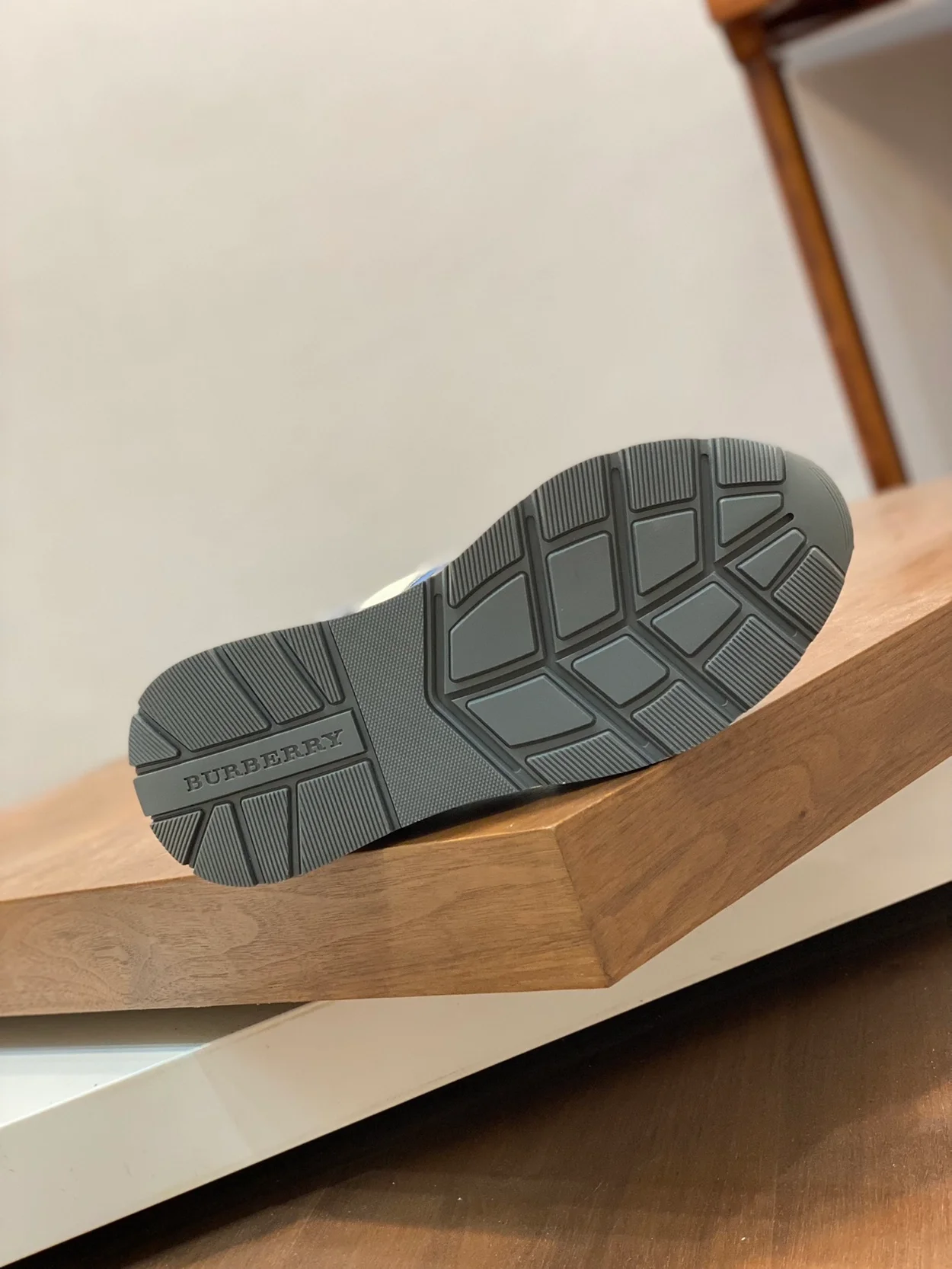 버버리 램지 네이비 스니커즈