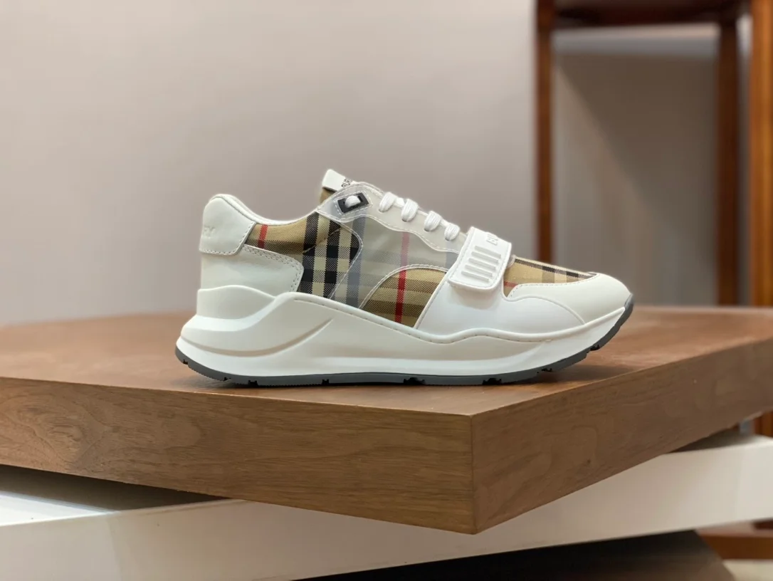 버버리 탠 화이트 체크 스니커즈