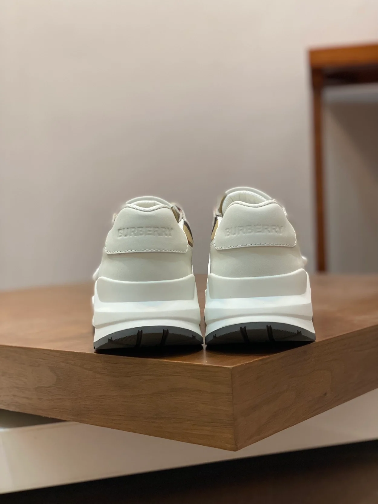 버버리 탠 화이트 체크 스니커즈