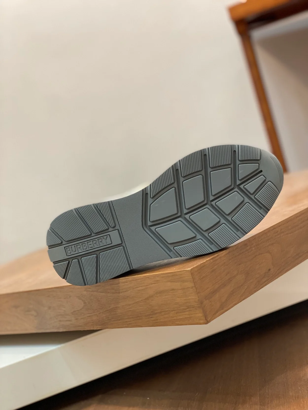 버버리 탠 화이트 체크 스니커즈