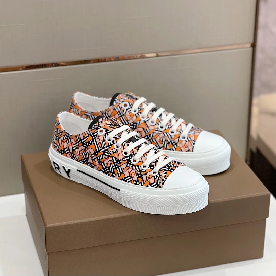 버버리 모노그램 캔버스 프린트 스니커즈