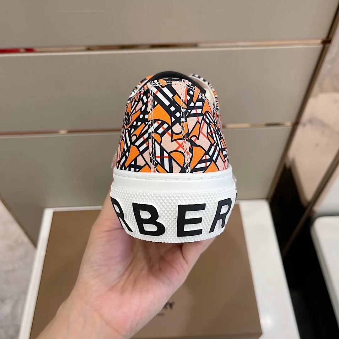 버버리 모노그램 캔버스 프린트 스니커즈