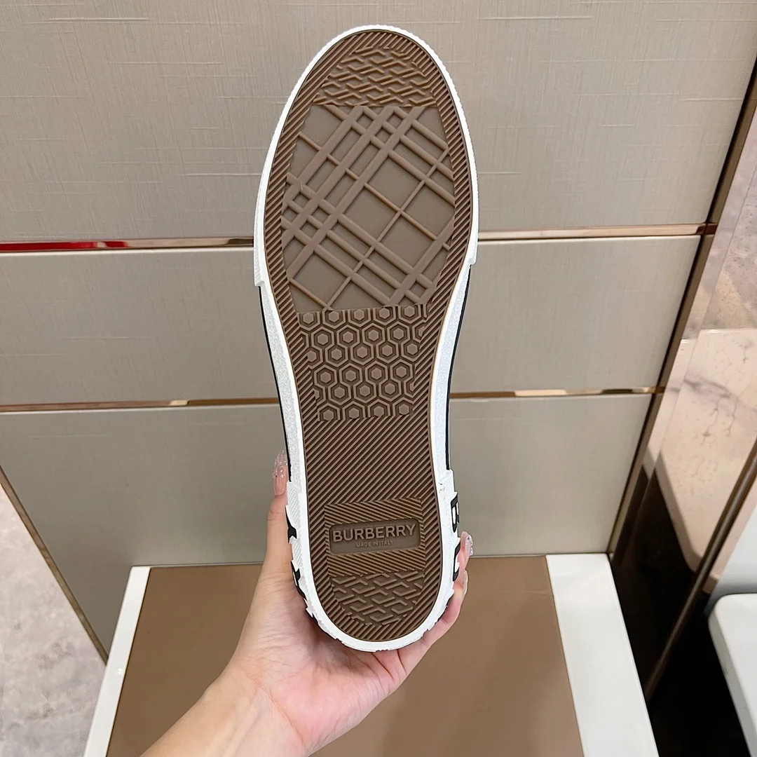 버버리 모노그램 캔버스 프린트 스니커즈