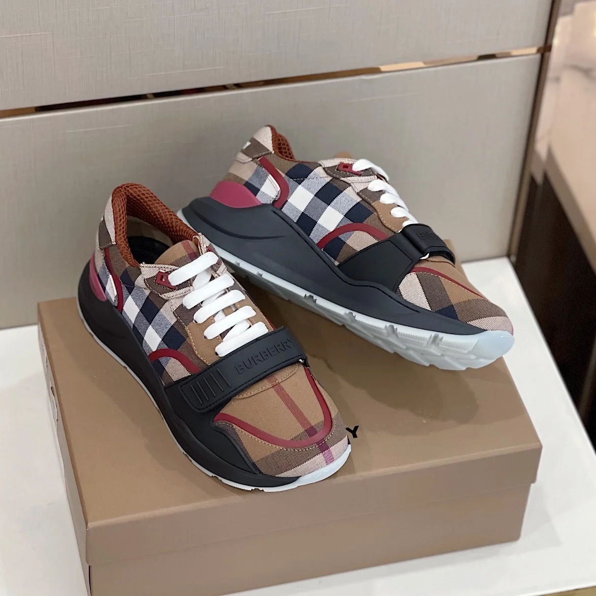 버버리 체크 버치 브라운 스니커즈