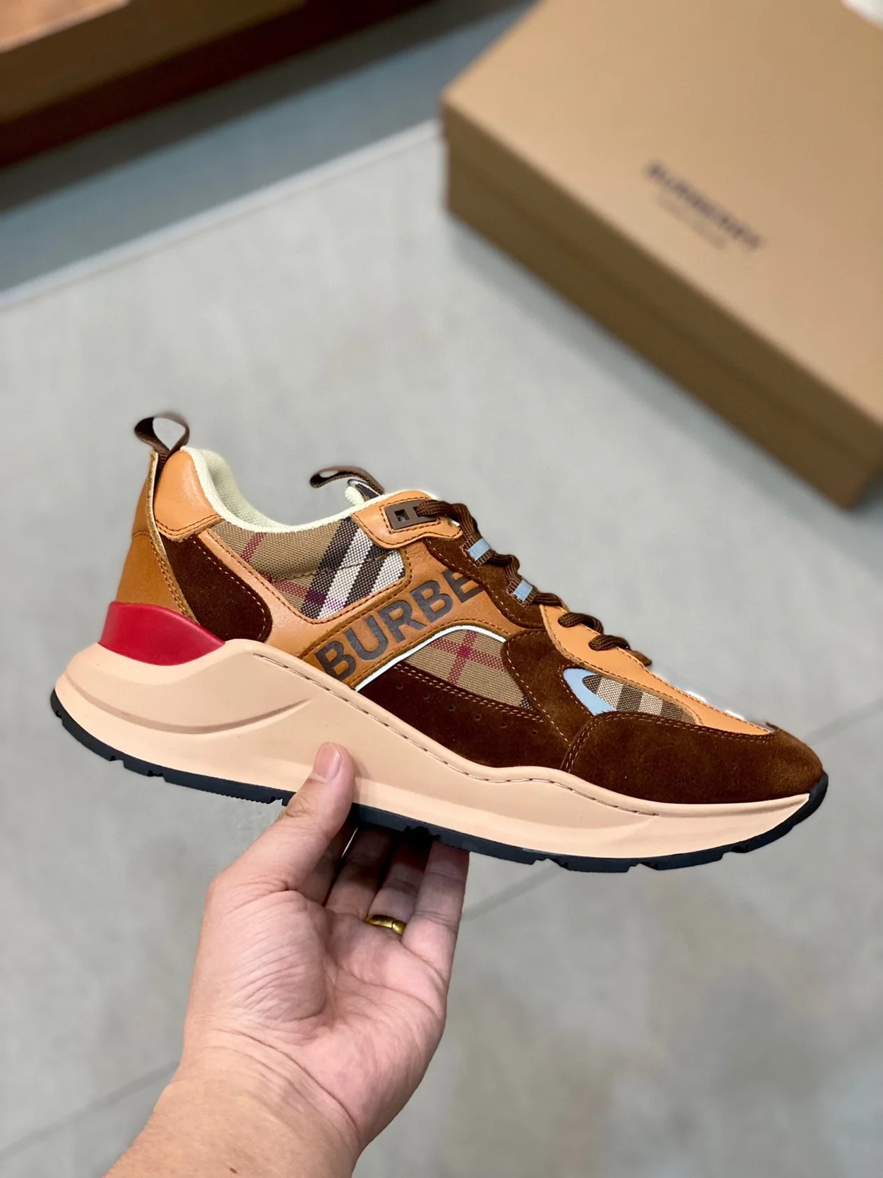 버버리 스웨이드 스니커즈 다크 버치 브라운