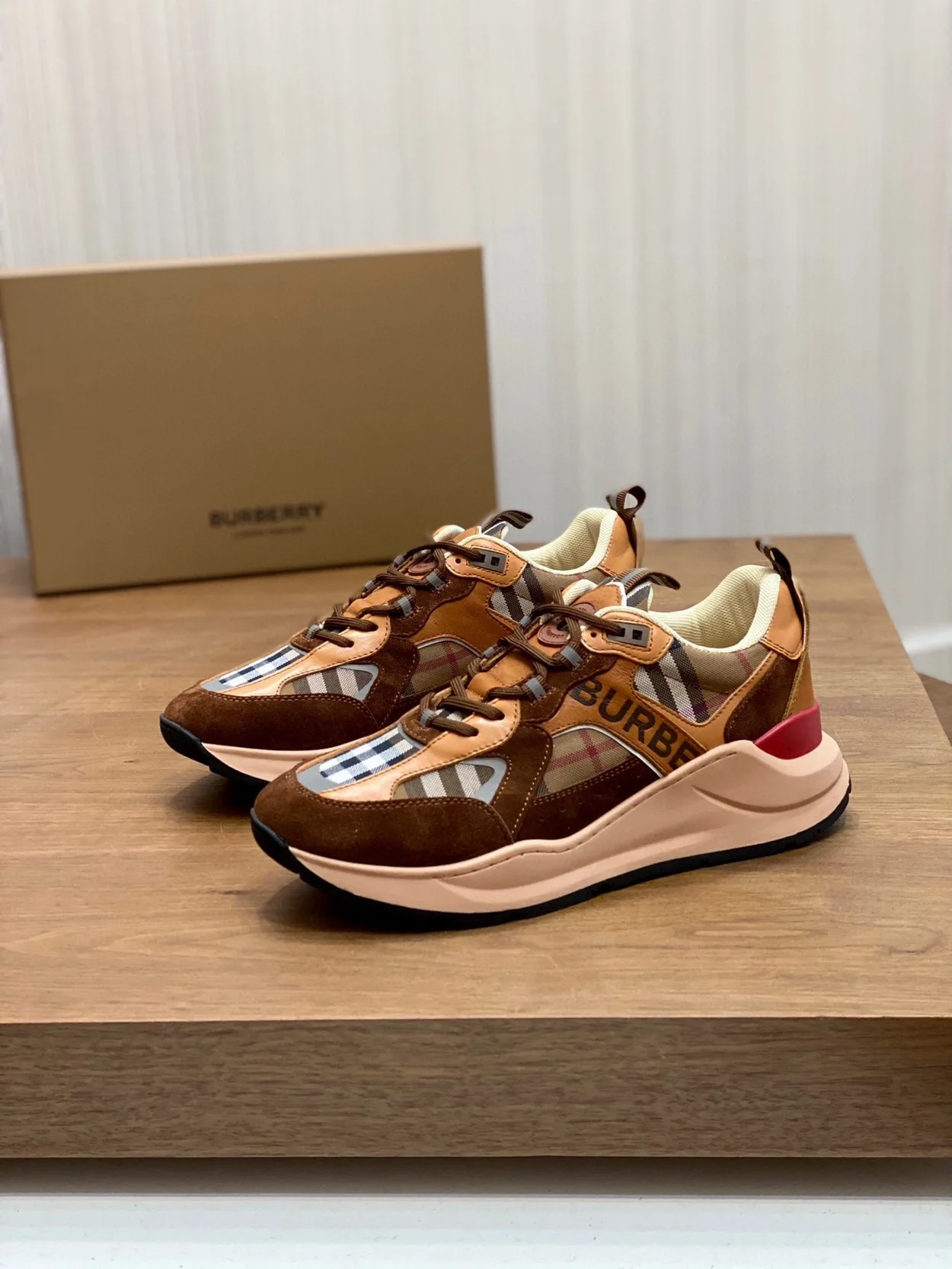 버버리 스웨이드 스니커즈 다크 버치 브라운