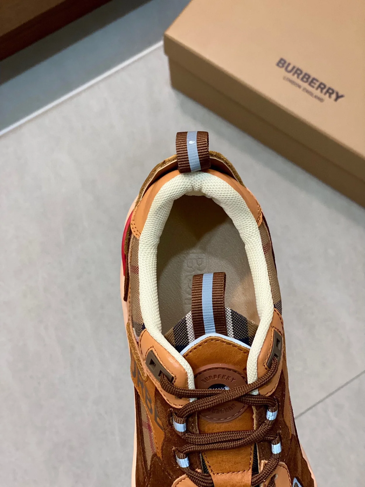 버버리 스웨이드 스니커즈 다크 버치 브라운