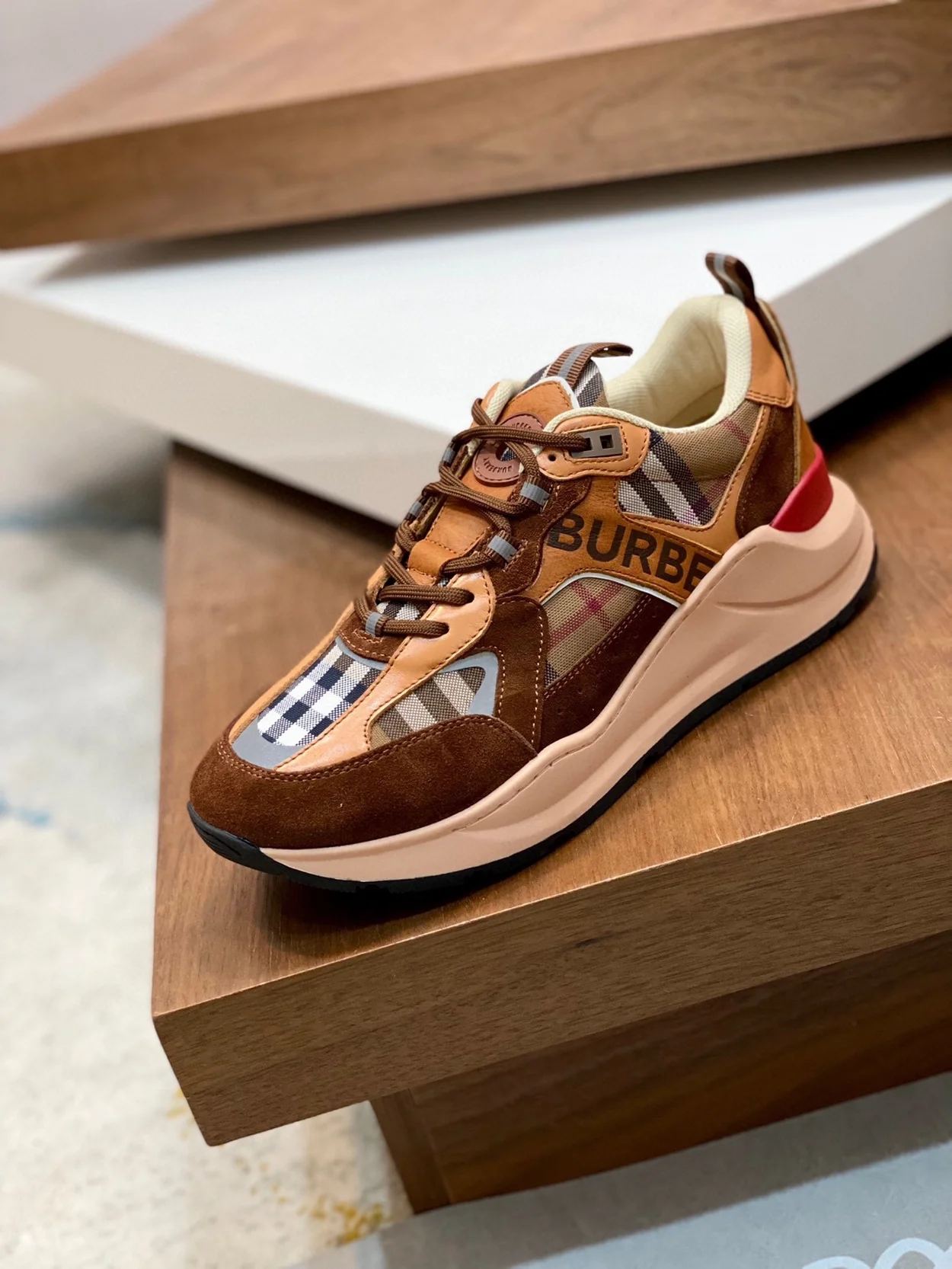 버버리 스웨이드 스니커즈 다크 버치 브라운