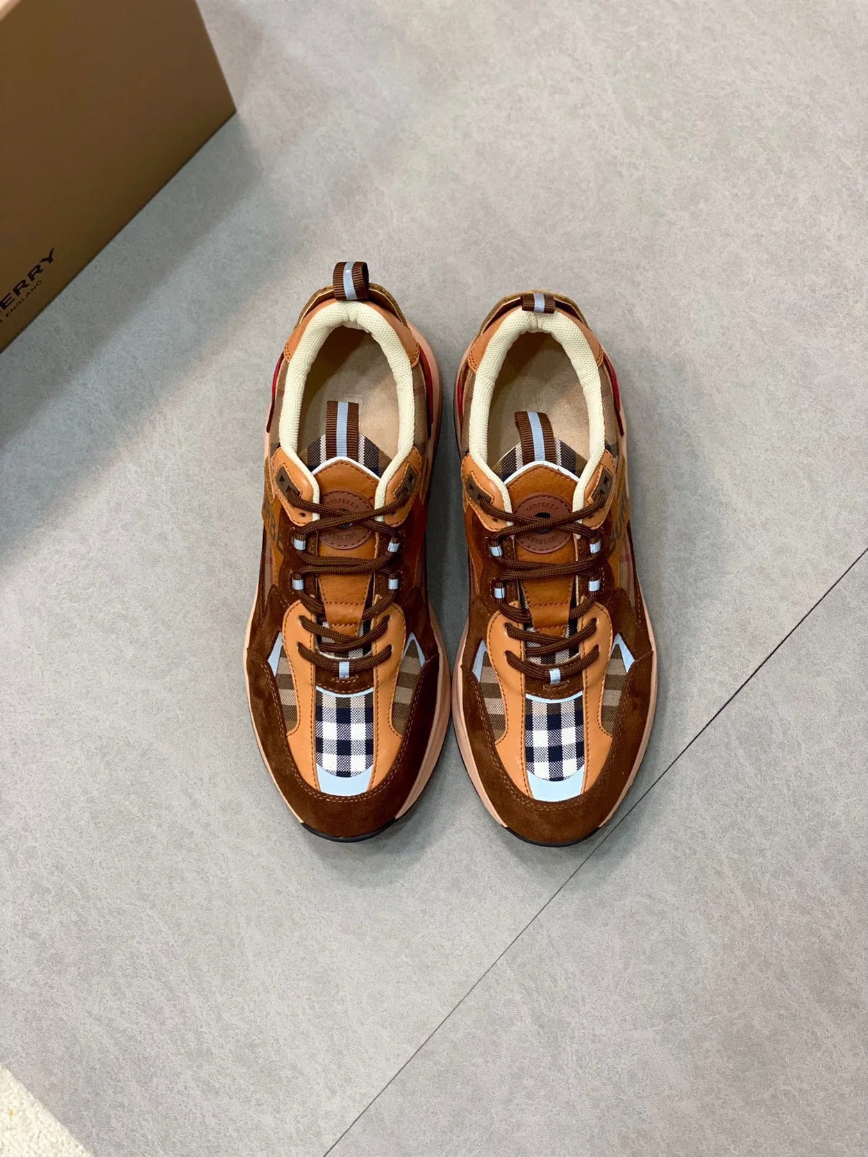 버버리 스웨이드 스니커즈 다크 버치 브라운