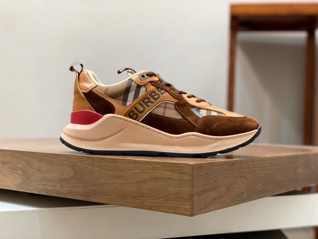 버버리 스웨이드 스니커즈 다크 버치 브라운