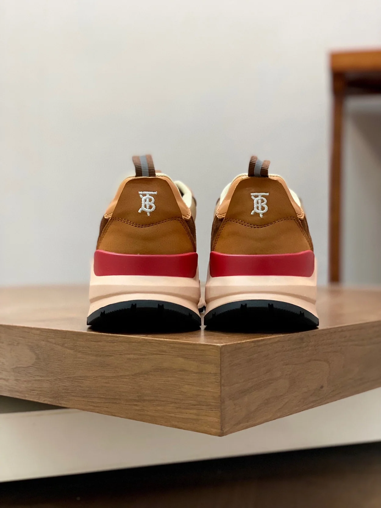 버버리 스웨이드 스니커즈 다크 버치 브라운