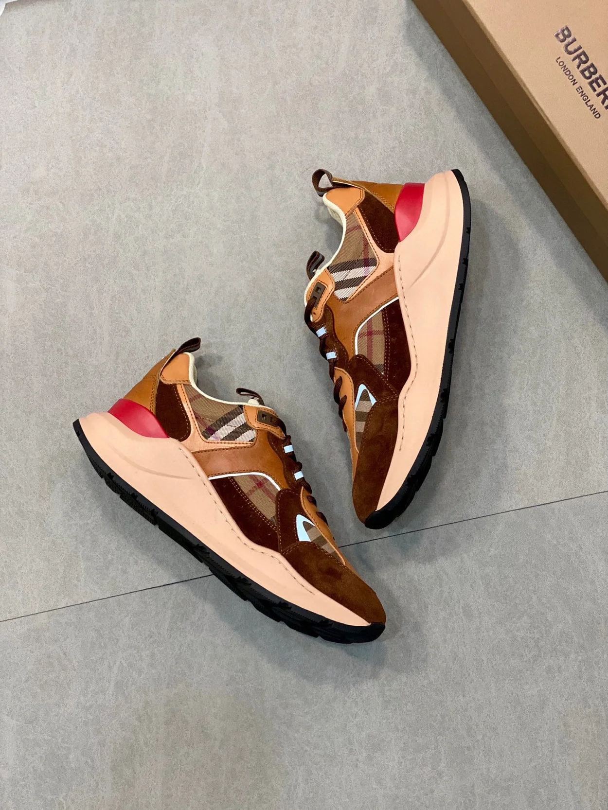 버버리 스웨이드 스니커즈 다크 버치 브라운