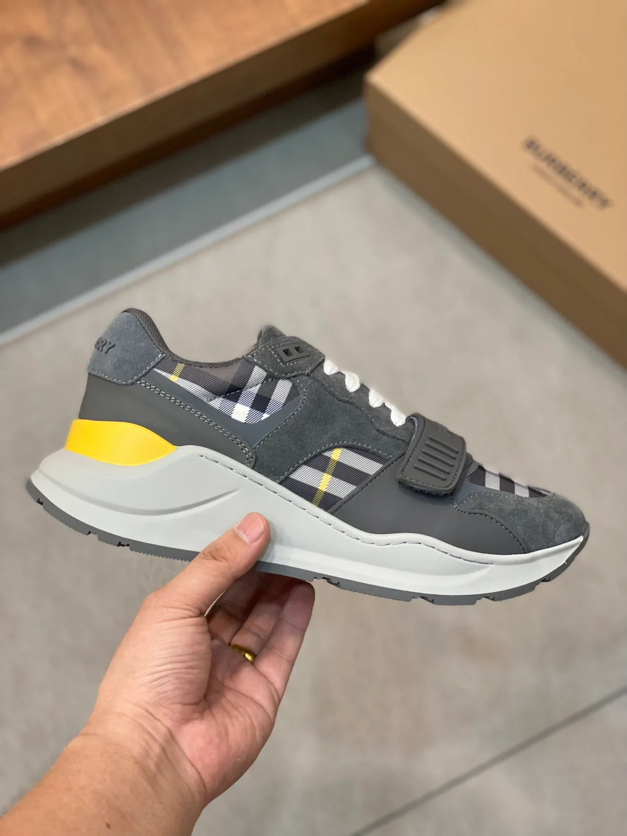 버버리 스웨이드 체크 스니커즈 그레이