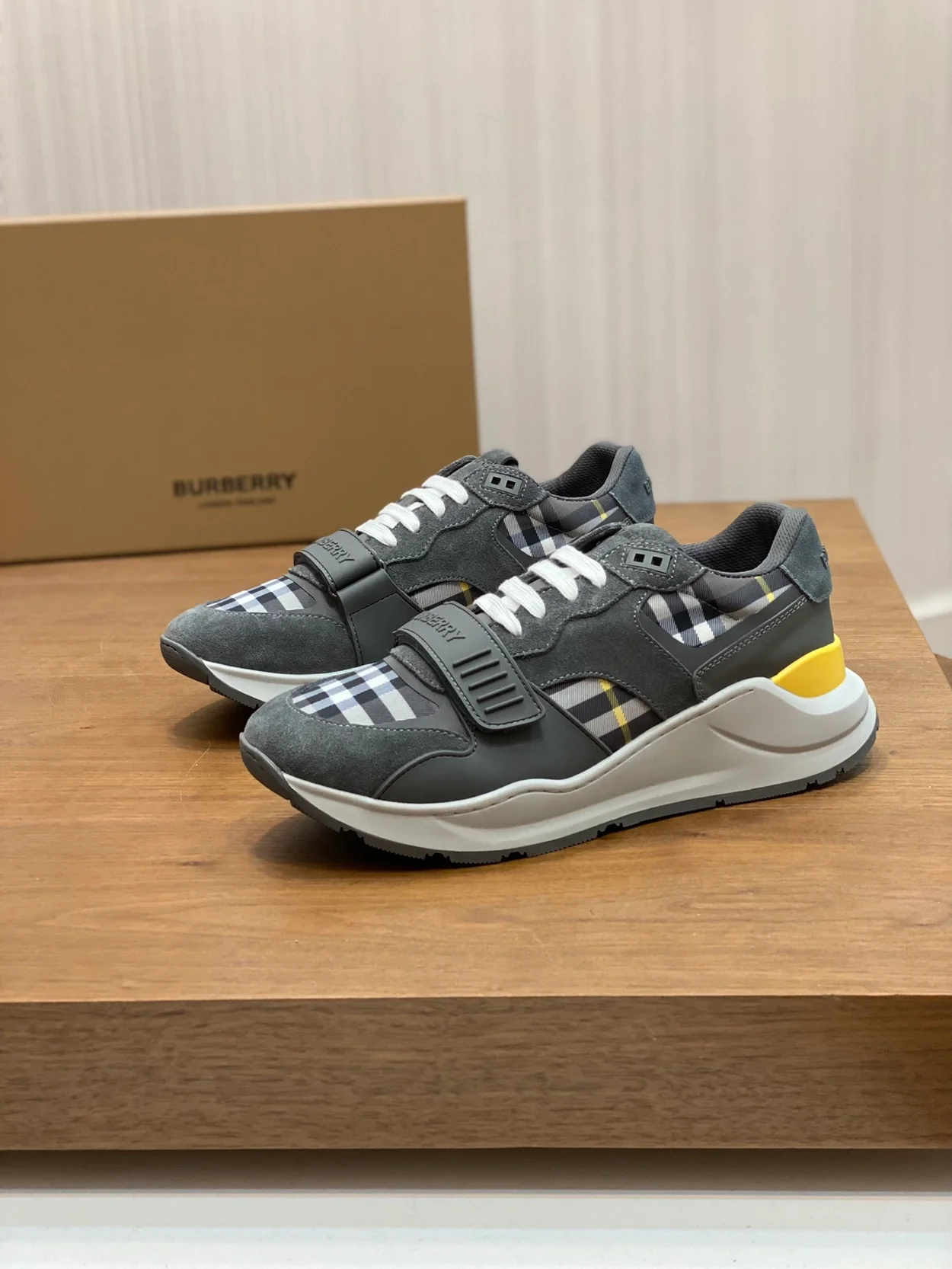 버버리 스웨이드 체크 스니커즈 그레이