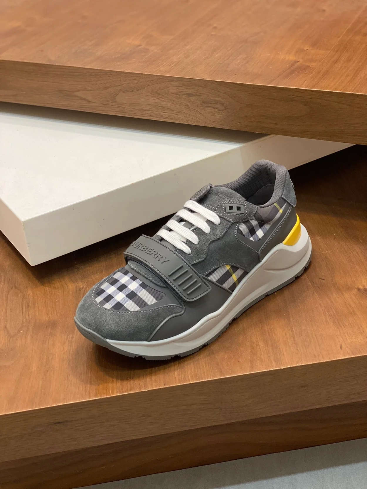 버버리 스웨이드 체크 스니커즈 그레이