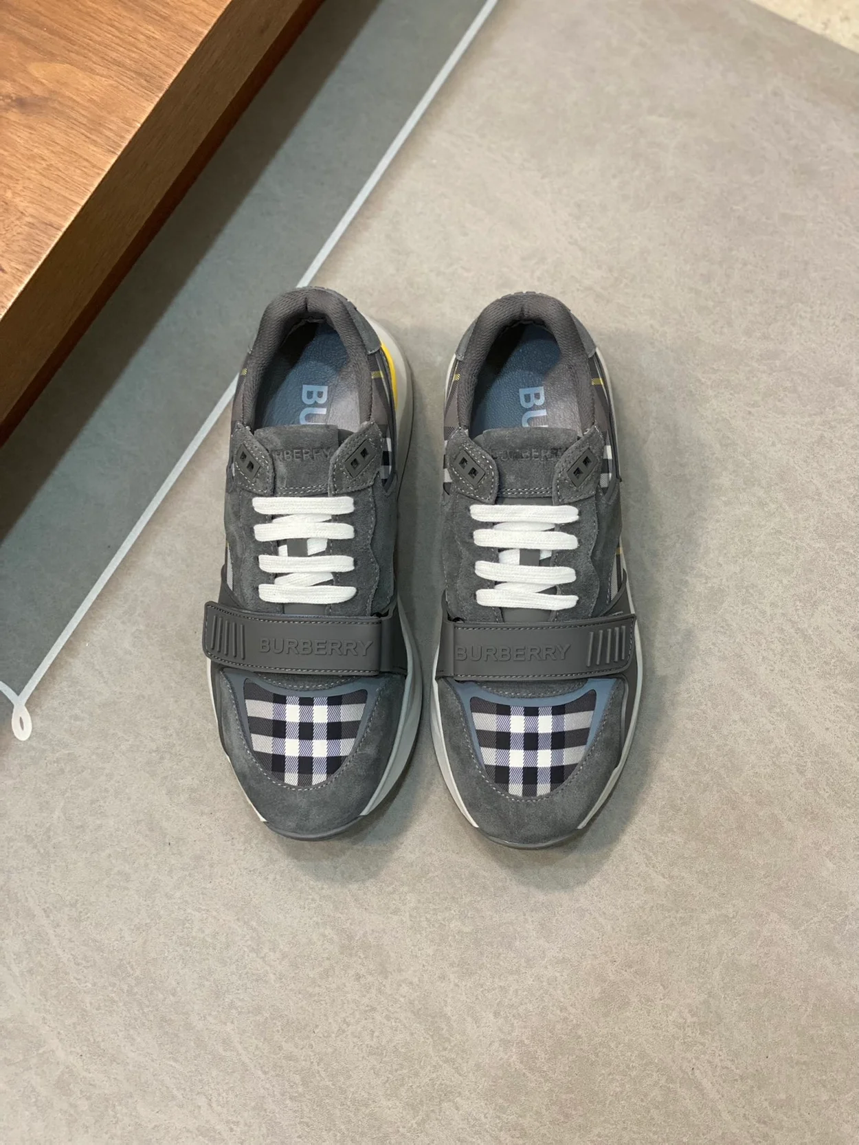 버버리 스웨이드 체크 스니커즈 그레이