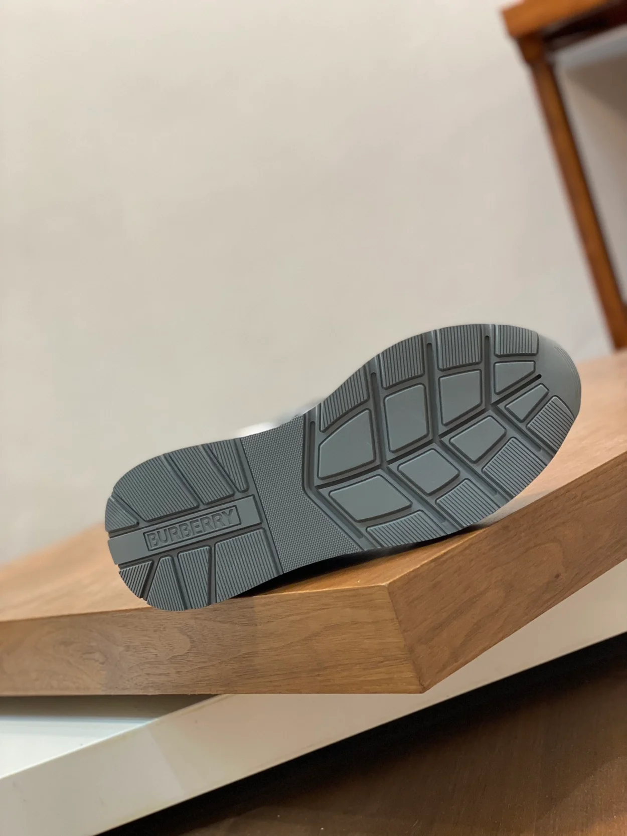 버버리 스웨이드 체크 스니커즈 그레이