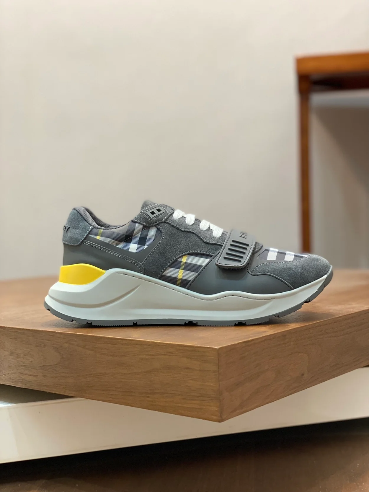 버버리 스웨이드 체크 스니커즈 그레이