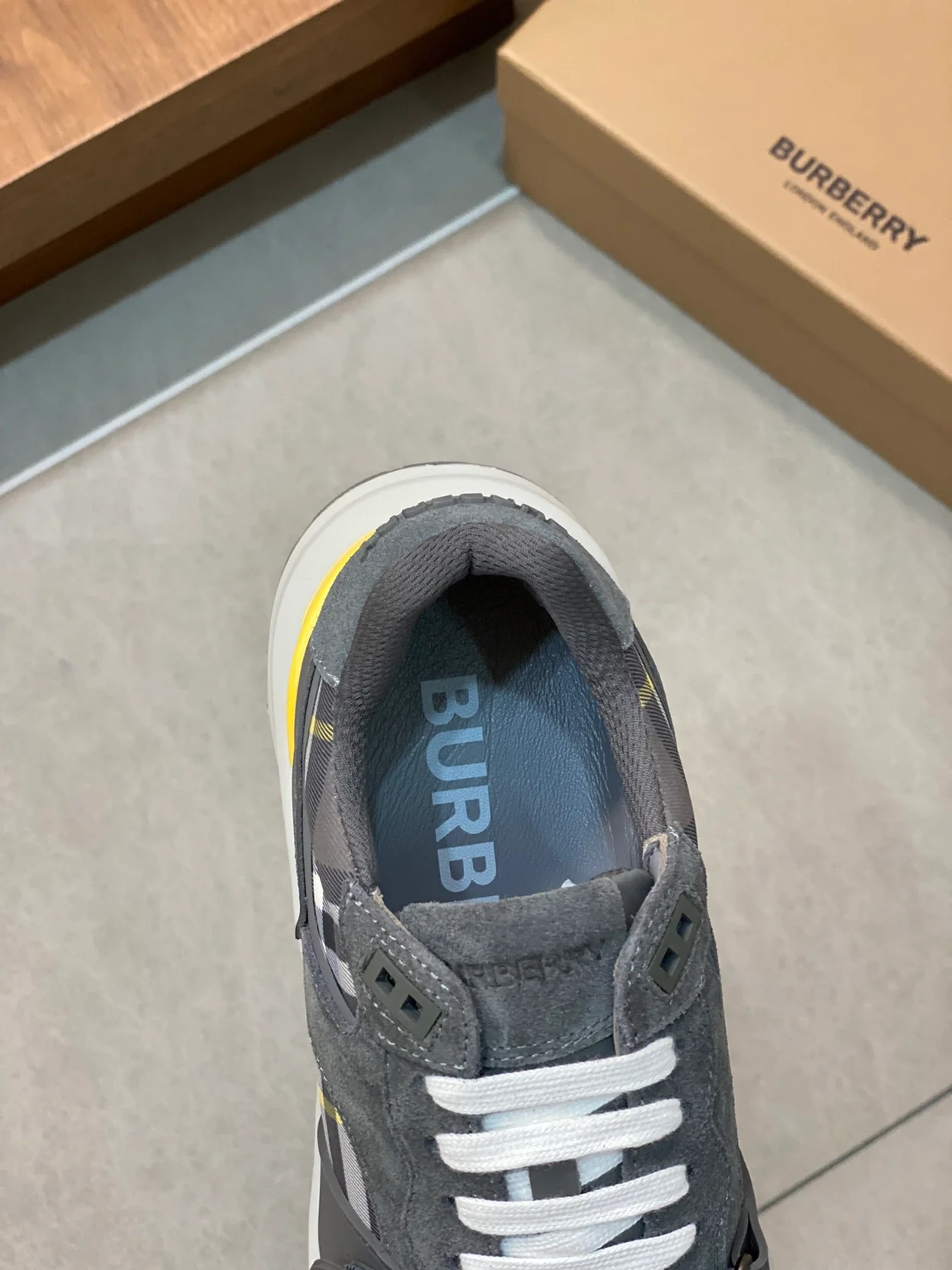 버버리 스웨이드 체크 스니커즈 그레이