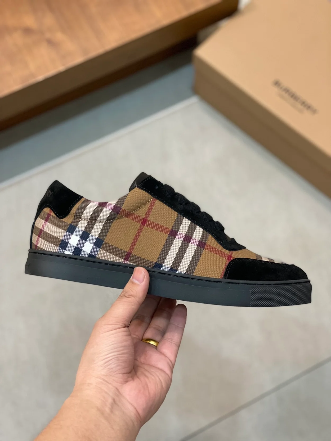 버버리 체크 코튼 스웨이드 스니커즈