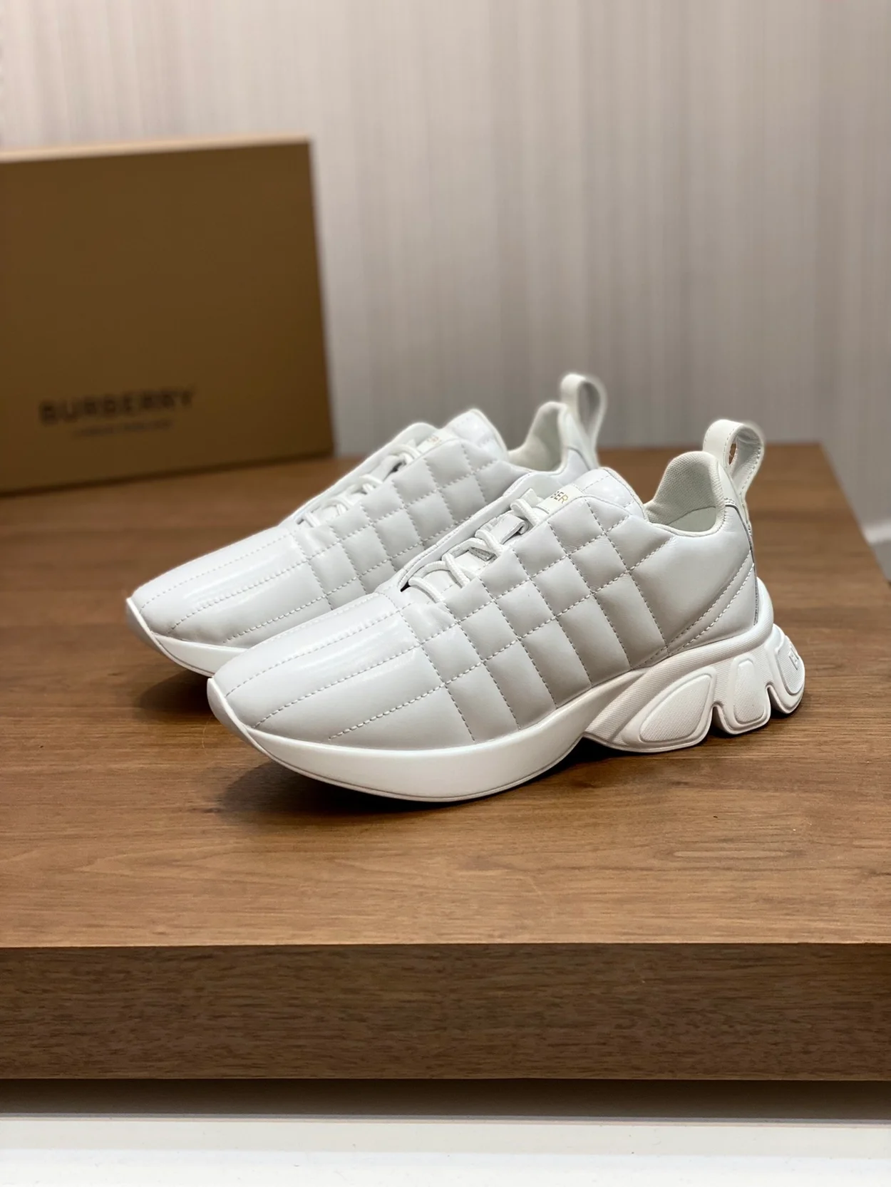 버버리 퀄트 클래스 스니커즈 화이트