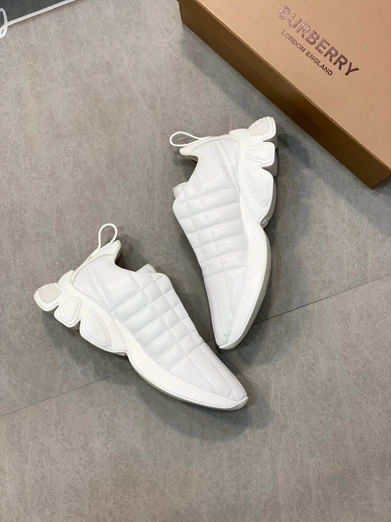 버버리 퀄트 클래스 스니커즈 화이트