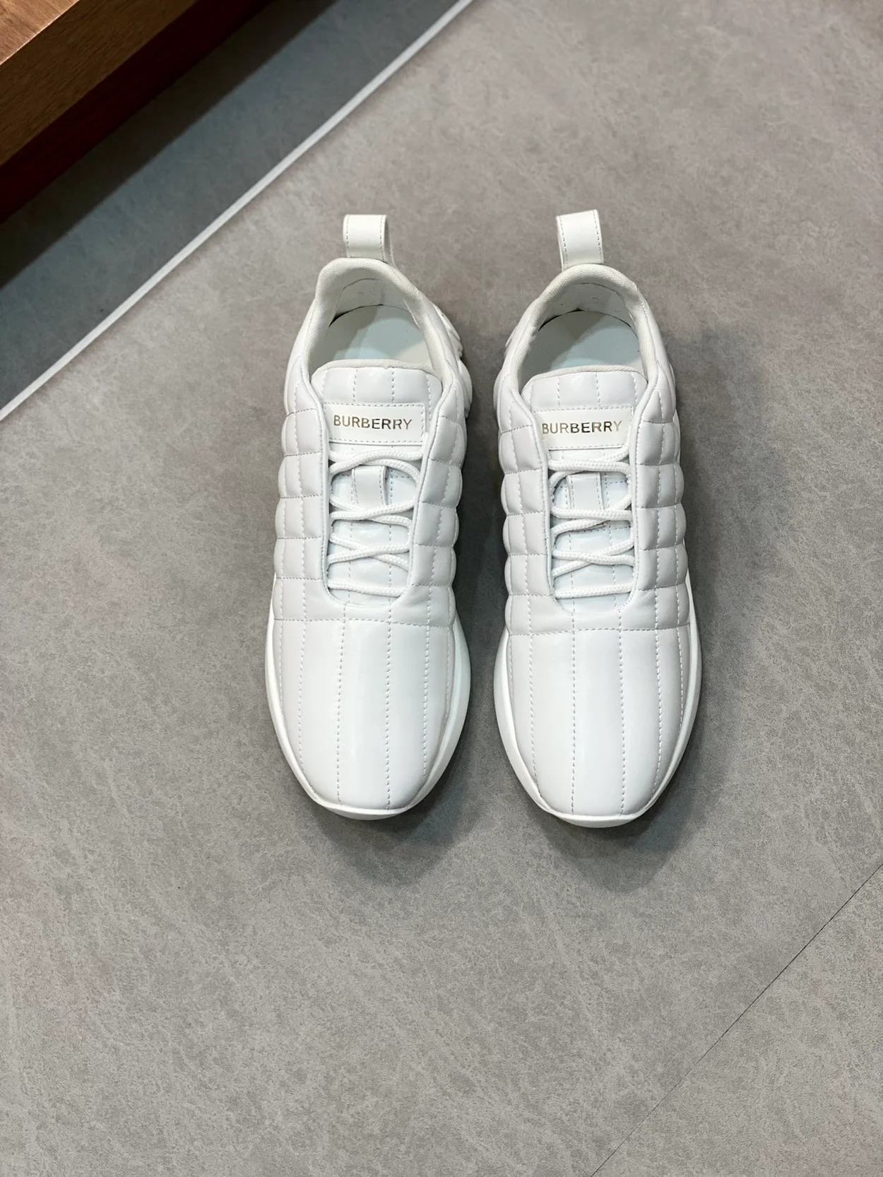 버버리 퀄트 클래스 스니커즈 화이트