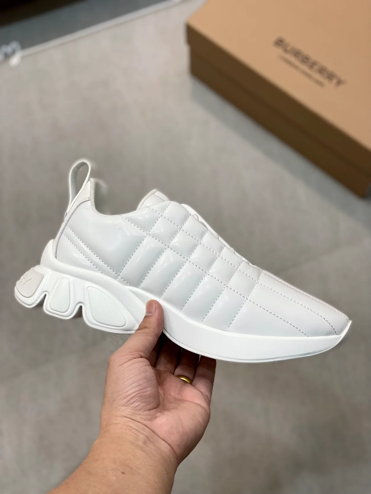 버버리 퀄트 클래스 스니커즈 화이트